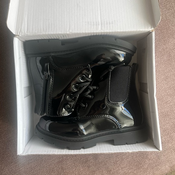 Kids Shiny boots brand new size 29 or US 12 - Picture 1 of 4